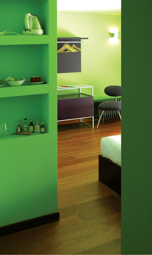 1-정원이 내려다 보이는 초록색 방-----