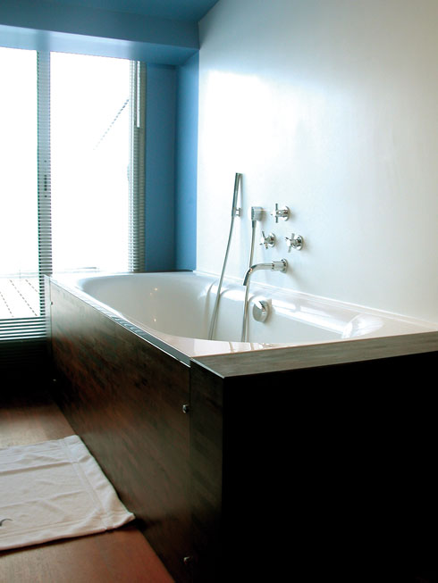 16-베란다의 창과 연결된 파란 방의 욕조-----