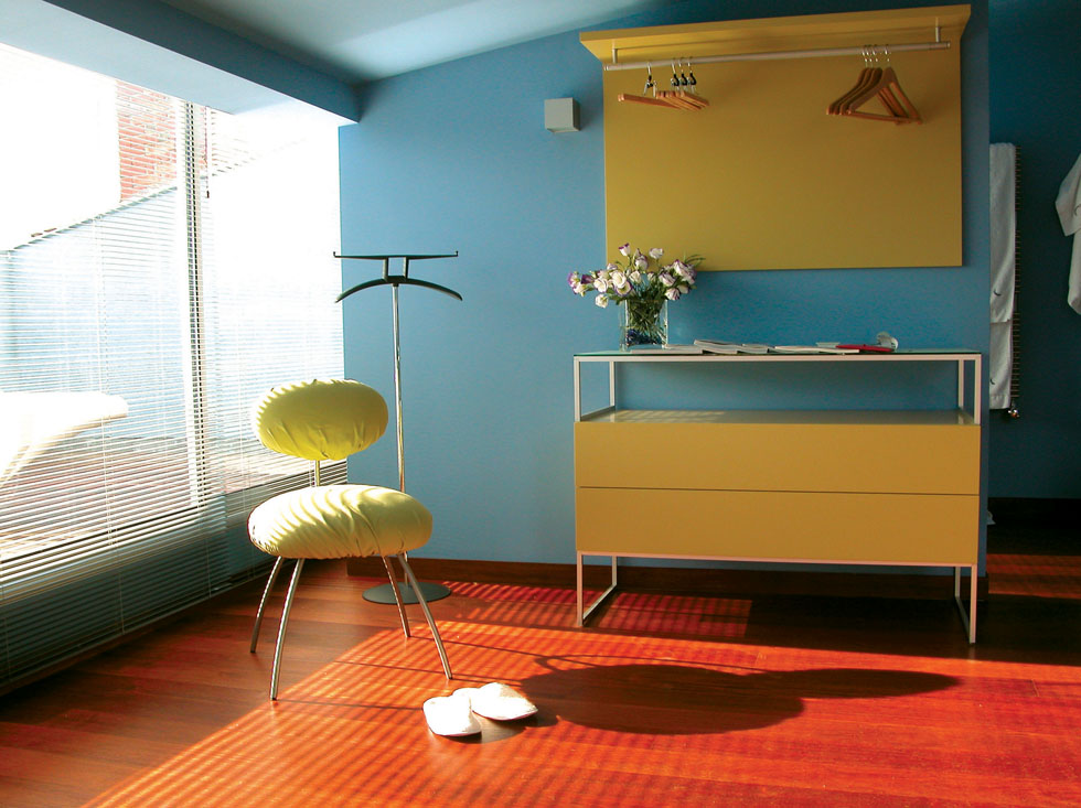 3-넓은 하늘이 펼쳐지는 발코니의 하늘색 방-----