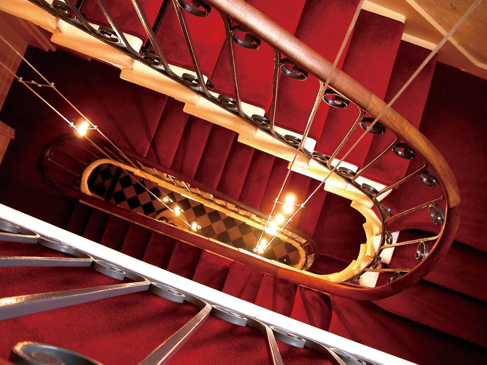 8-프랑스의 티피컬한 달팽이 계단과 심플한 현대식 조명을 잘 매치시켰다-----